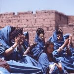 Ljudi na fotografiji pripadaju plemenu Reguibat, stanovnici su Zapadne Sahare i govore hasanija jezikom; oni su Arapi, potomci beduina iz plemena Banu Makil i Sanhadža Berbera. Izvor: Wikipedia.