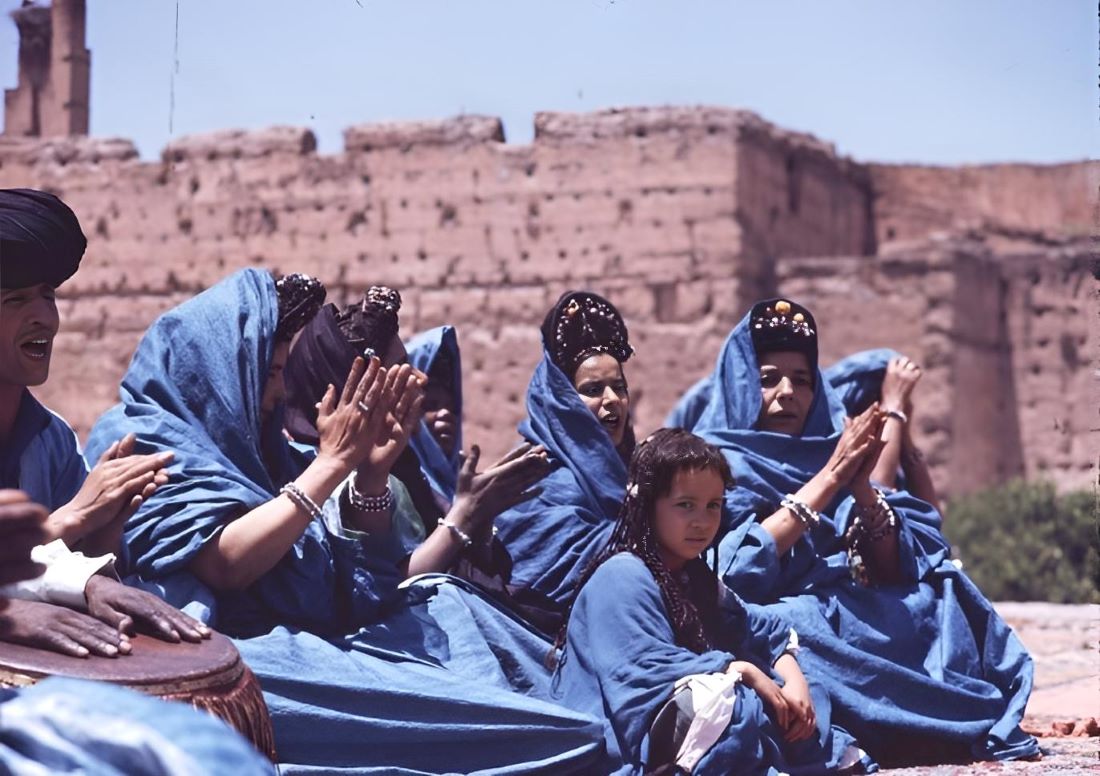 Ljudi na fotografiji pripadaju plemenu Reguibat, stanovnici su Zapadne Sahare i govore hasanija jezikom; oni su Arapi, potomci beduina iz plemena Banu Makil i Sanhadža Berbera. Izvor: Wikipedia.